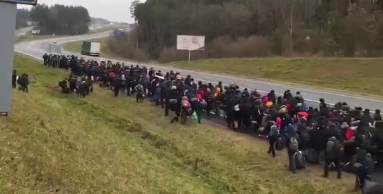 Калона людзей рухаецца па трасе М6 / Скрыншот відэа