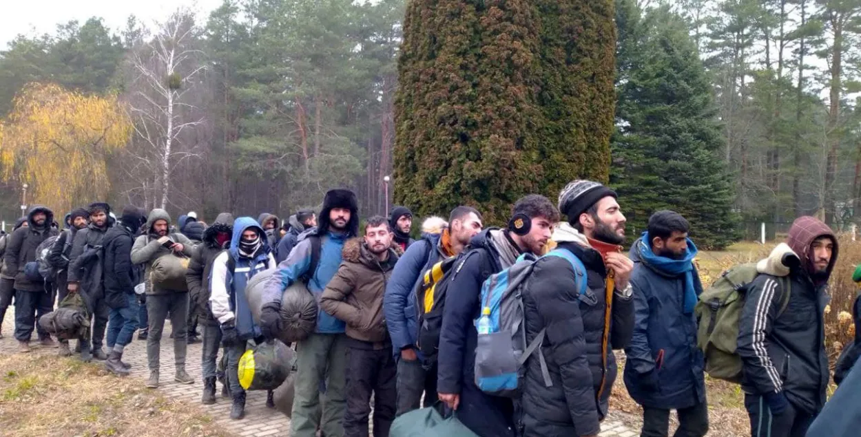Мігранты ля ўваходу ў аздараўленчы цэнтр "Світанак" / 1prof.by