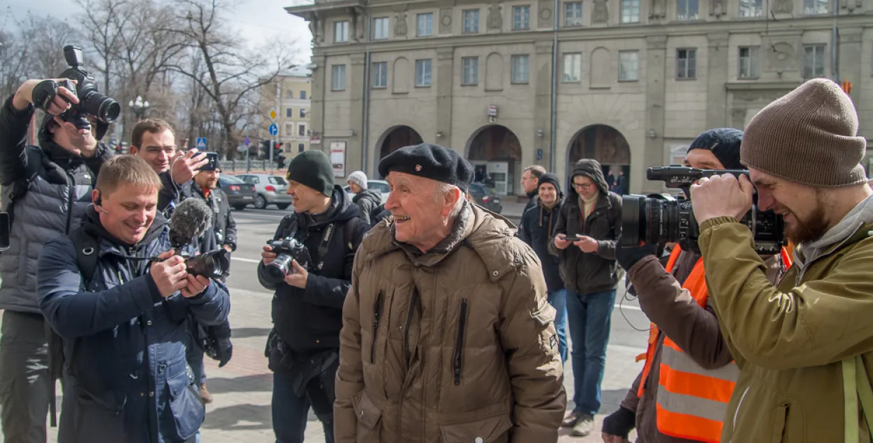 Як 83-гадовы прафесар-эканаміст троліў АМАП: “Хлопцы, сэксам трэба займацца”