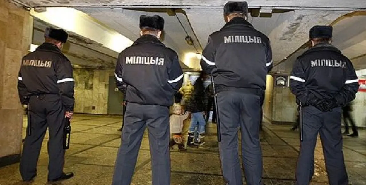 У мінскім метро цяпер можна правозіць зброю — калі ёсць дазвол на яе