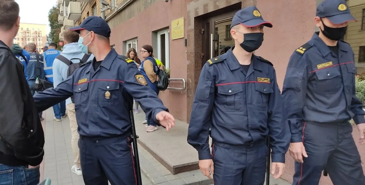 МУС распавяло, чаму жодзінскі міліцыянт збіў з ног жанчыну