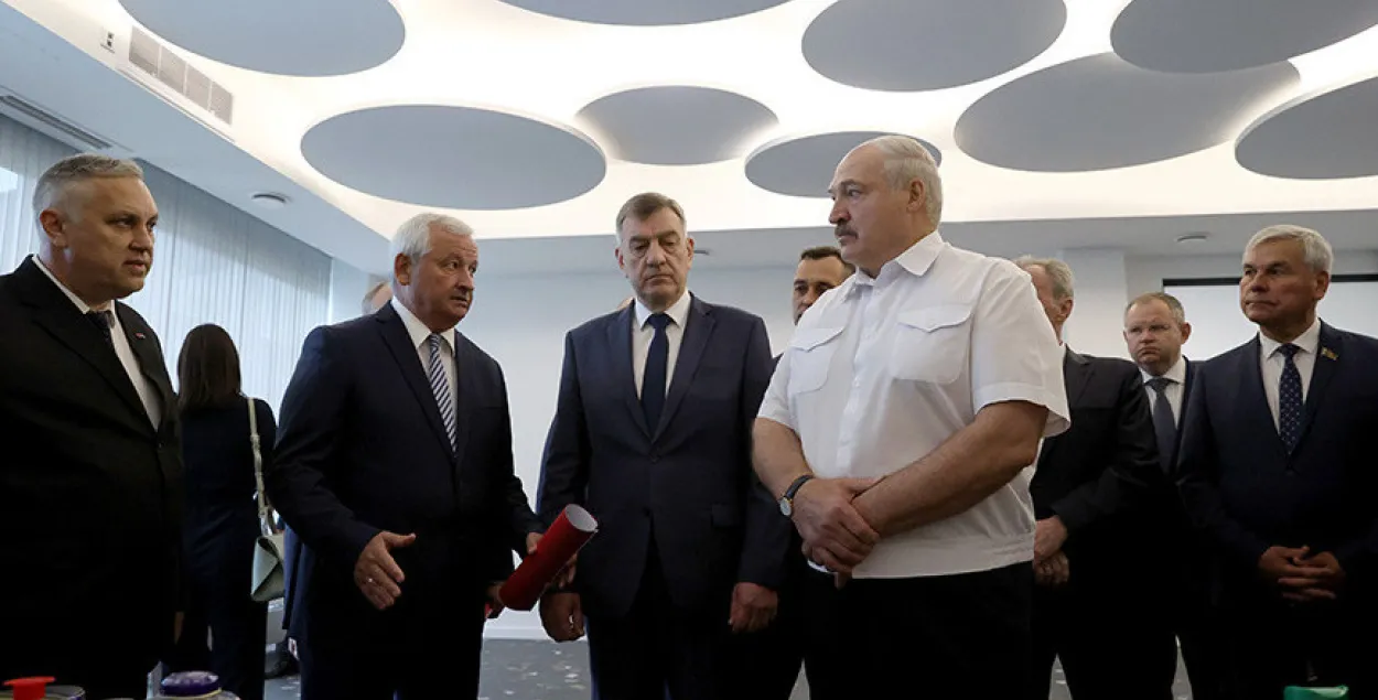 Аляксандр Лукашэнка на прадпрыемстве ў Мёрах / БЕЛТА