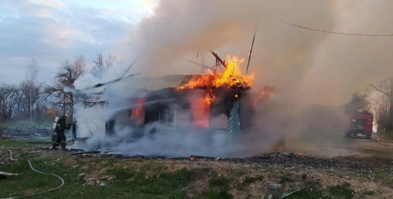 Старэйшага брата, які вынес з агню малодшага, з апёкамі і парэзамі забралі ў бальніцу / mchs.gov.by