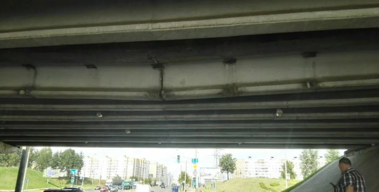 На МКАД абмяжуюць рух, бо праваліўся асфальт