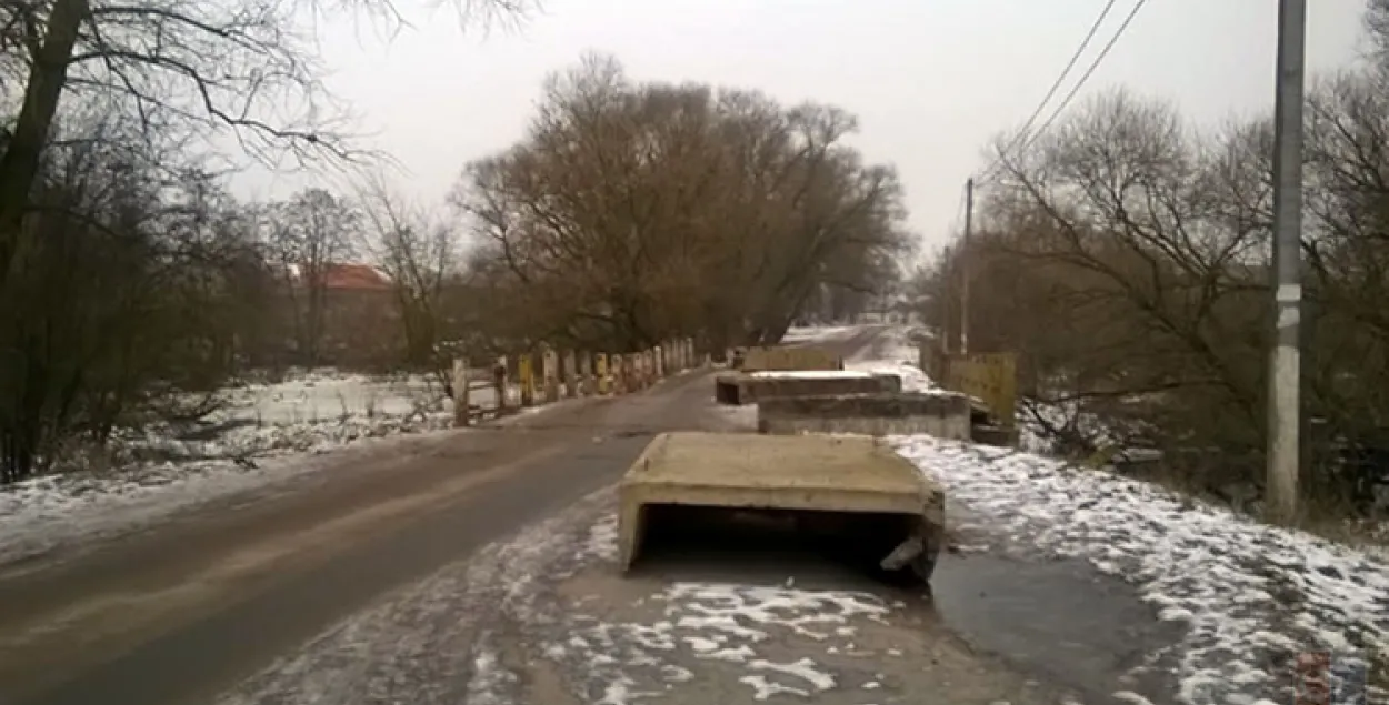 Жодзінцы самавольна адкрылі рух на аварыйным мосце праз раку Плісу