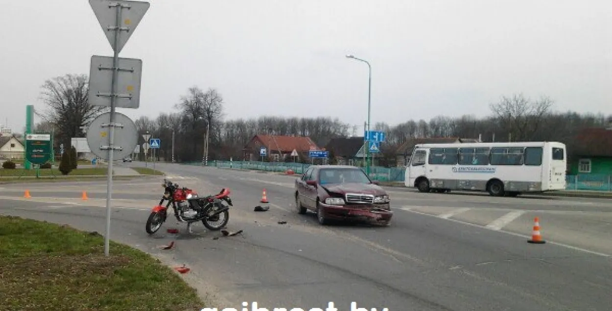 У Пружанах у дарожнай аварыі разбіўся 22-гадовы матацыкліст (фота)