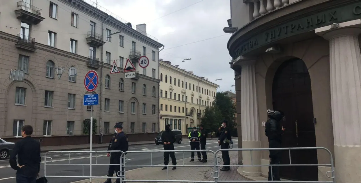 Улицы возле МВД-КГБ перекрыты силовиками / Еврорадио