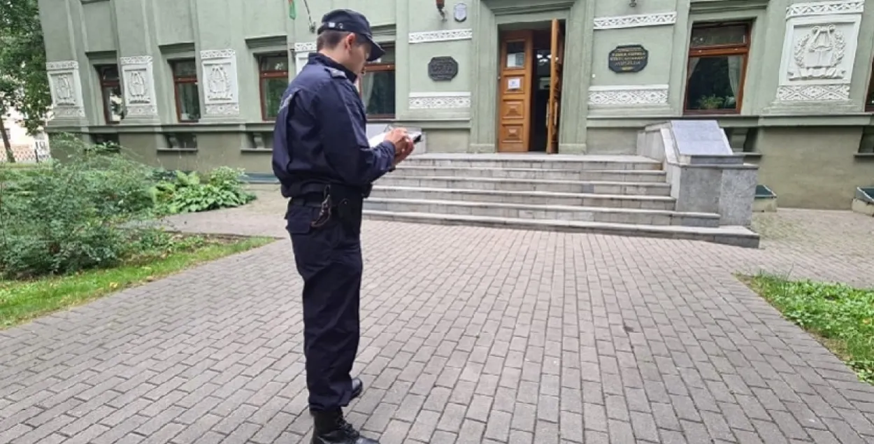 Следственная группа возле музея Янки Купалы / sk.gov.by