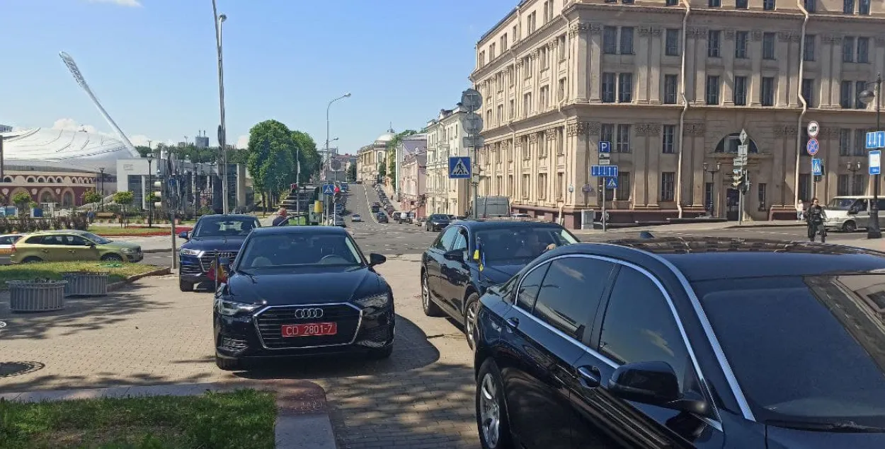 Дипломатические автомобили возле МИД / Еврорадио