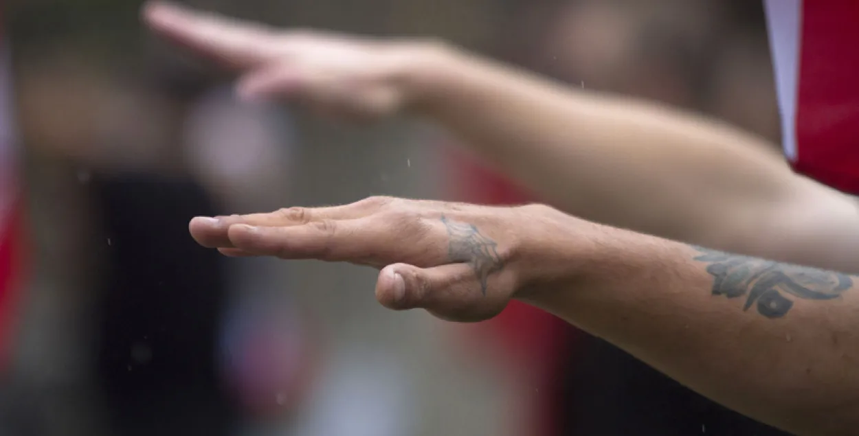 У Мінску мужчына з нажом пабіўся з моладдзю ў аўтобусе з-за нацысцкіх лозунгаў