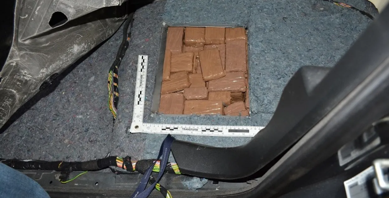 "Закладка" наркотиков в автомобиль. Иллюстративное фото с сайта www.radyjo.net.