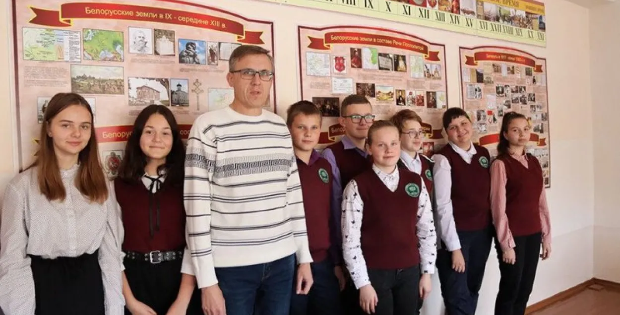 Андрей Петровский с учениками / газета "Светлый путь"