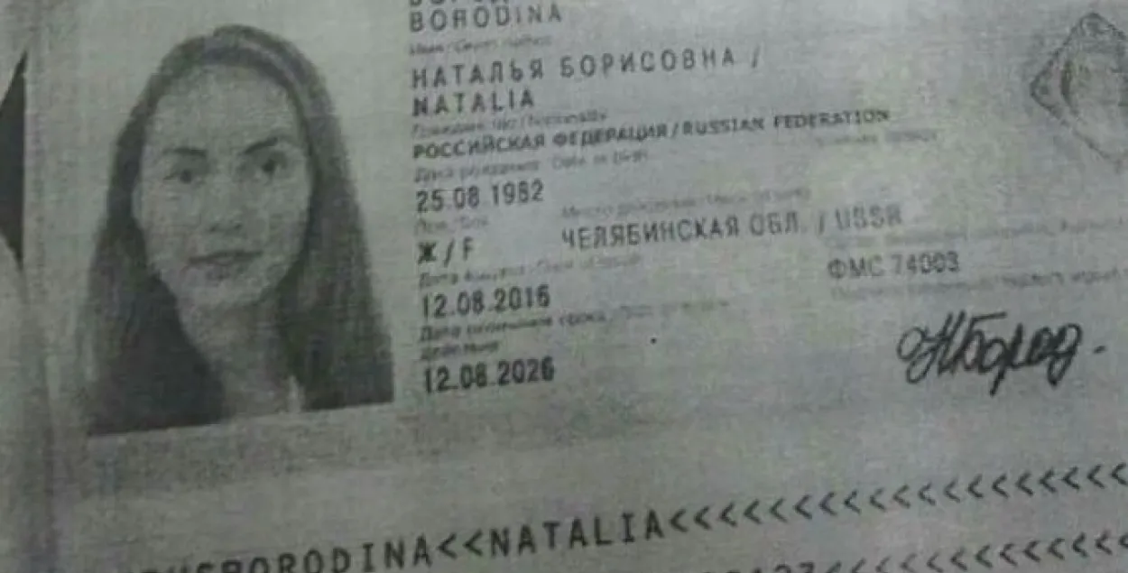 Расіянка топлес высунулася з аўтамабіля і ўдарылася галавой аб дарожны знак