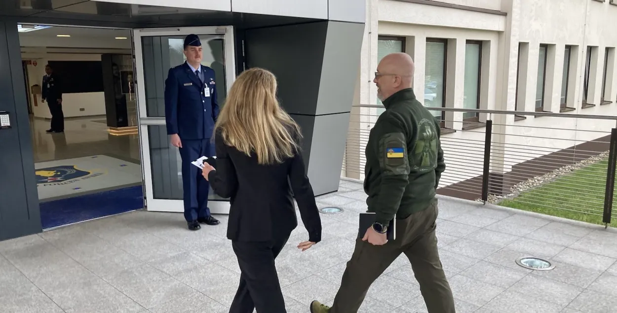Министр обороны Украины Алексей Резников перед началом заседания группы "Рамштайн" / twitter.com/oleksiireznikov