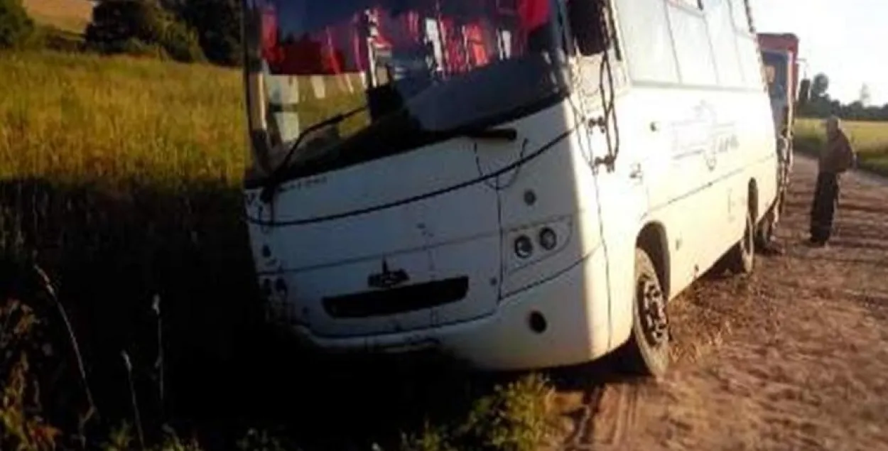 Пад Навагрудкам аўтобус вылецеў у кювет, пасажырку шпіталізавалі