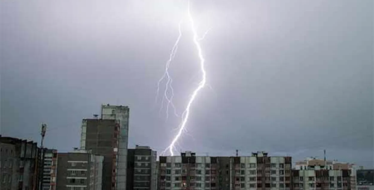На ўсходзе Беларусі абвешчаны аранжавы ўзровень небяспекі — навальніцы