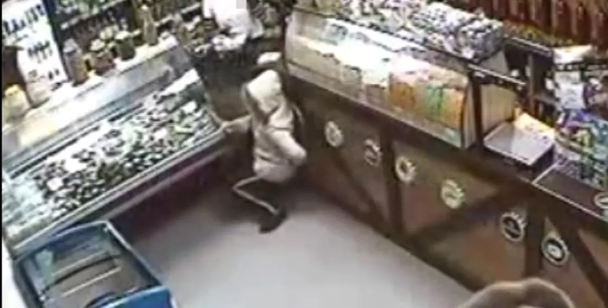 Наведнік мінскай крамы зарэзаў сваю спадарожніцу (вельмі жорсткае відэа)