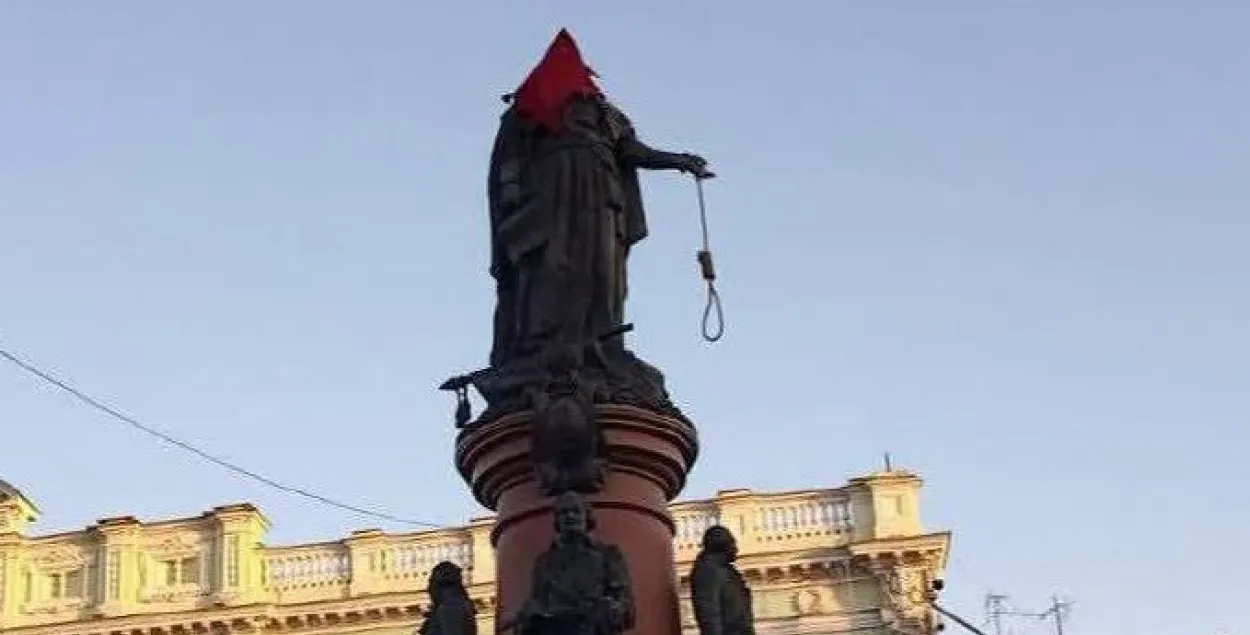 Помнік Кацярыне ІІ у Адэсе раніцай у сераду / twitter.com/odessatypical