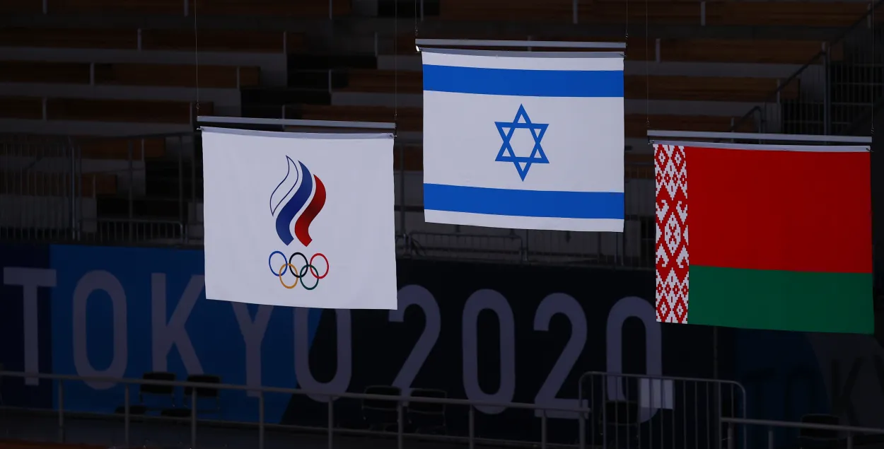На Алімпіядзе ў Токіа беларускія спартоўцы выступалі пад дзяржаўным сцягам, каманда Расіі — пад нейтральным / Reuters