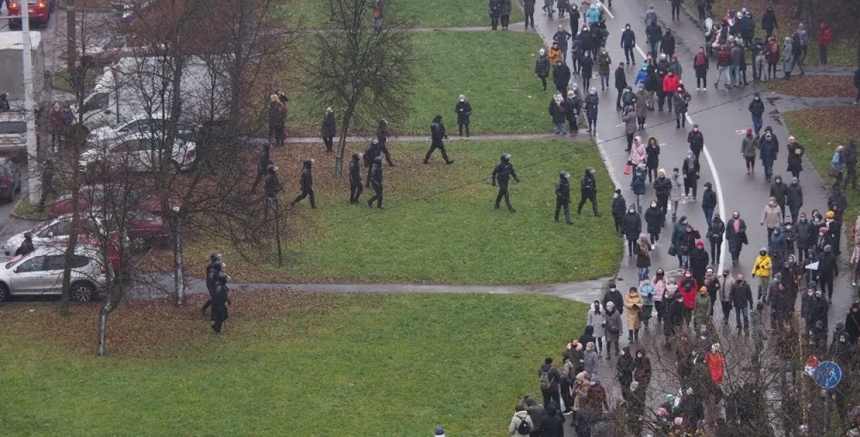 Студенты обвиняют преподавателя БГМУ, что он бросался банками в протестный марш