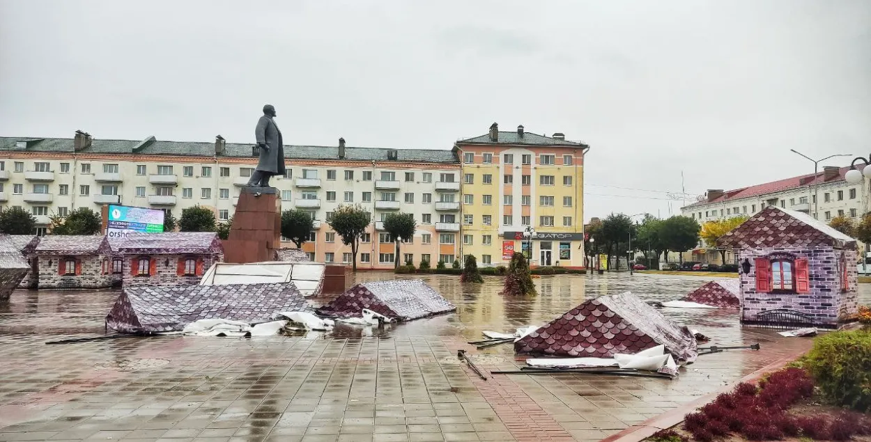Вецер зламаў гандлёвыя палаткі на цэнтральнай плошчы горада / @orshaeu