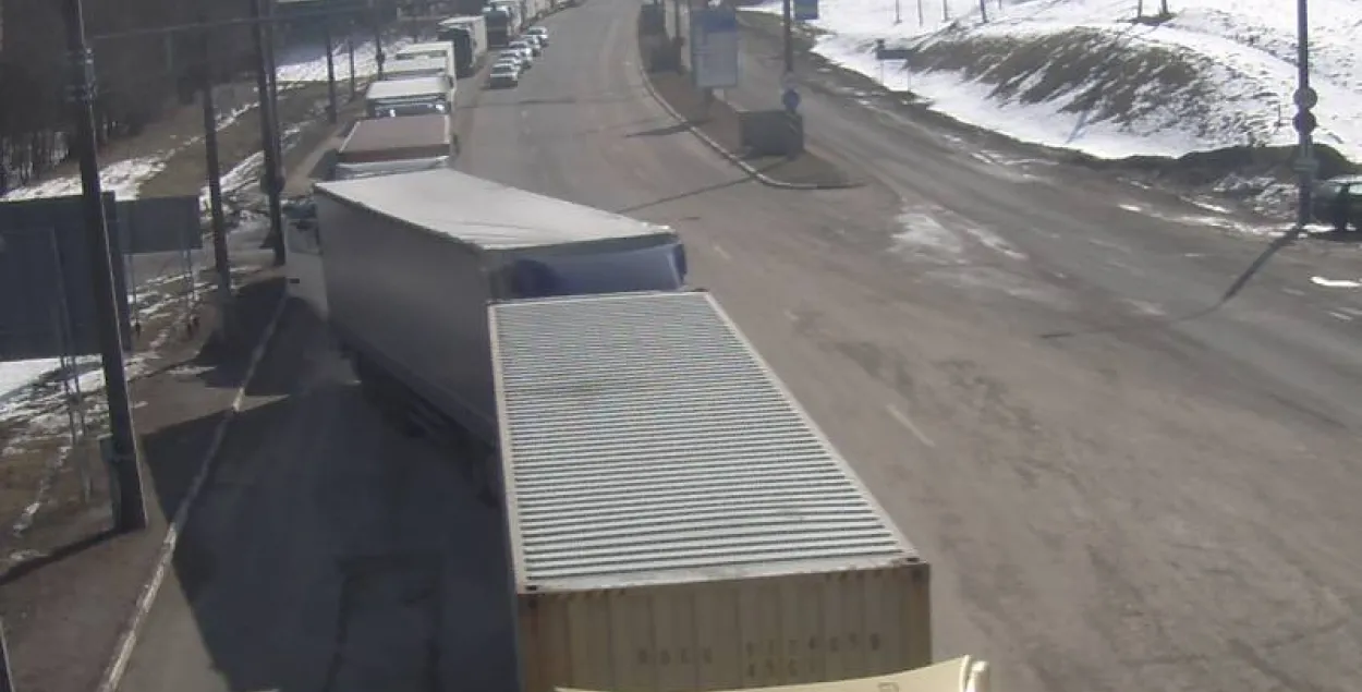 На мяжы на выезд у Літву і Латвію стаяць вялізныя чэргі грузавікоў