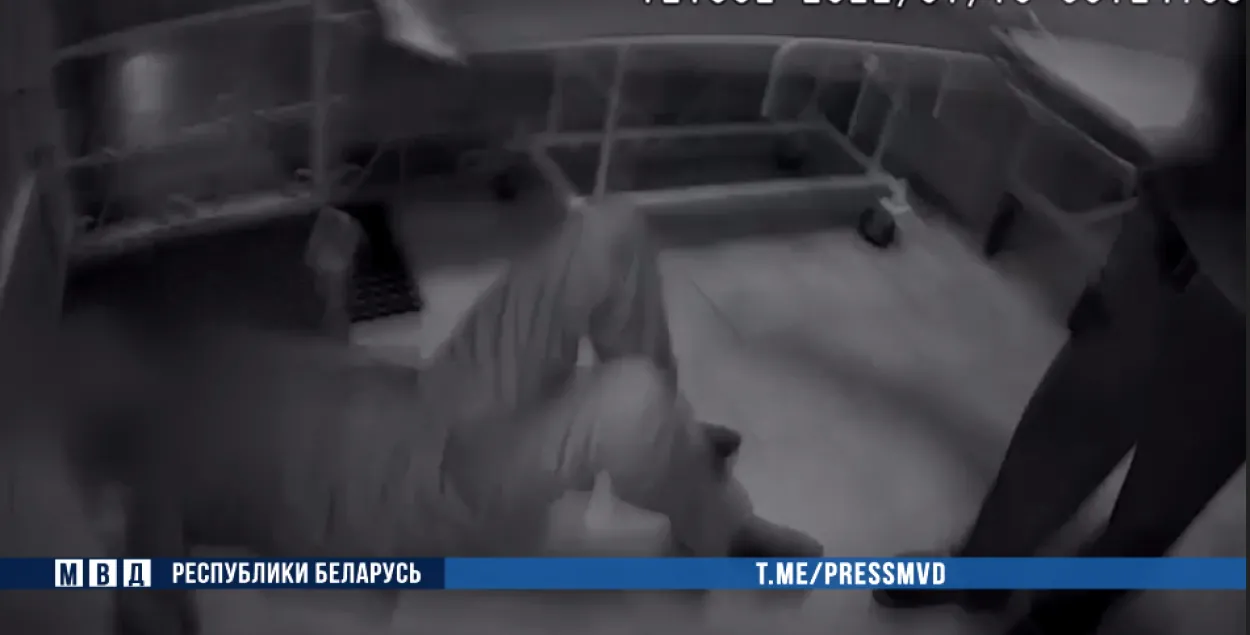 В Гомеле пациент напал с ножом на врача / кадр из видео