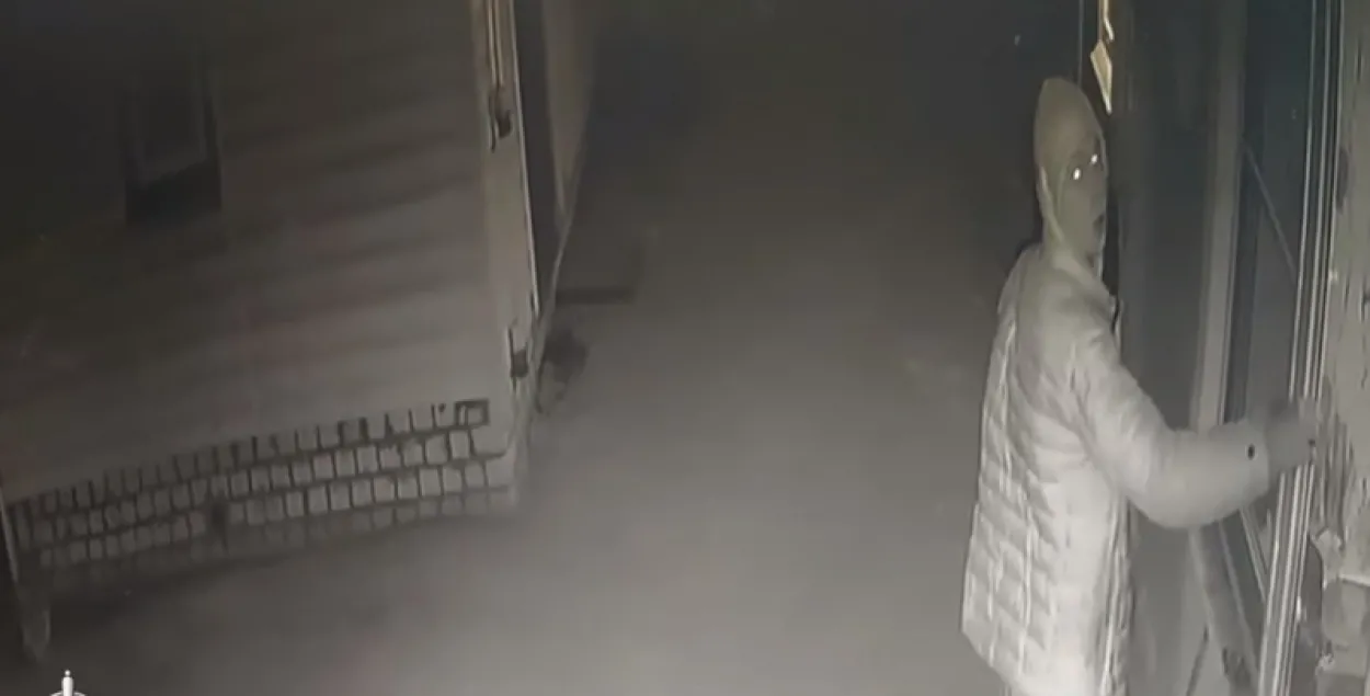 12-летний подросток в Могилеве вскрыл два автомобиля / кадр из видео
