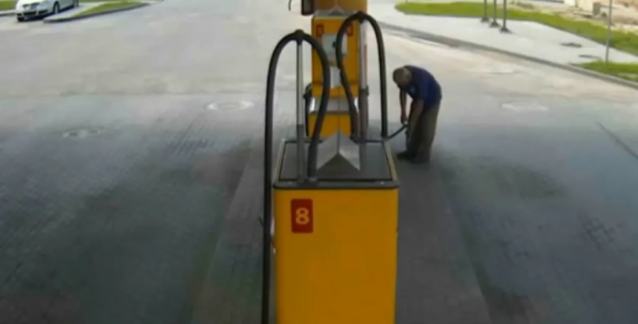 Відэа, як мужчына спрабаваў падпаліць калонку на АЗС у Мінску