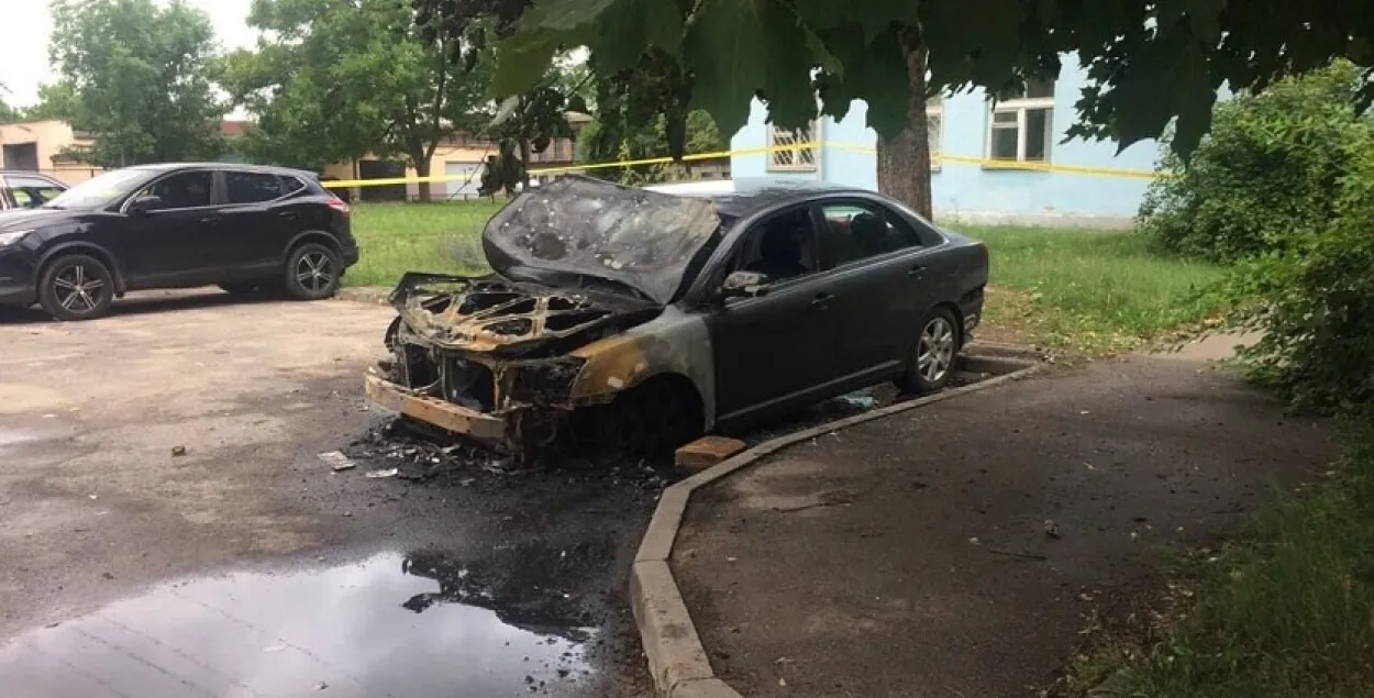 У Мінску падпалілі тры машыны, а побач раскідалі курыныя тушкі