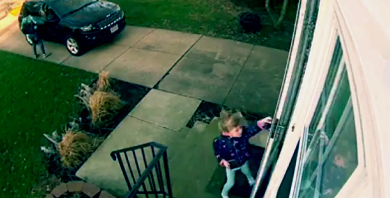 Відэа, як дзяўчынку разам з дзвярыма знесла рэзкім парывам ветру