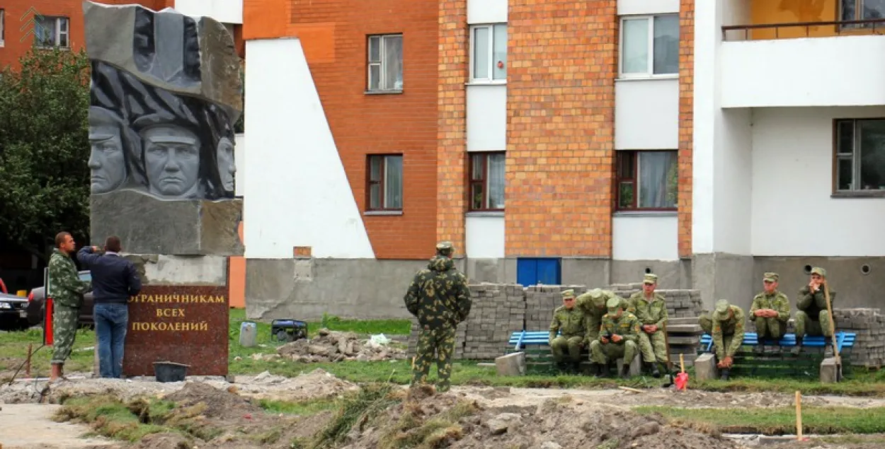 У Пінску з'явіўся помнік суровым памежнікам у савецкіх фуражках