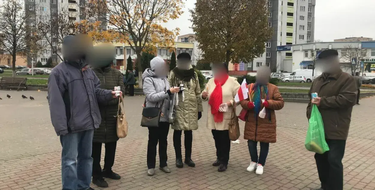Жодзінскія пенсіянеры правялі акцыю салідарнасці з БЧБ-пасцілой у руках