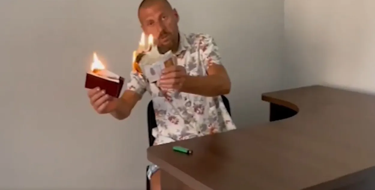 Россиянин сжигает документы / Скриншот из&nbsp;видео