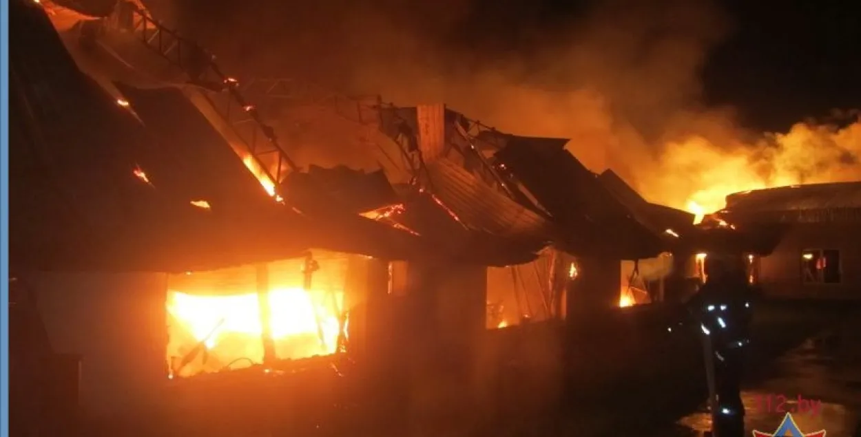 Уначы ў Гродне адкрытым агнём гарэў мэблевы цэх (фота)