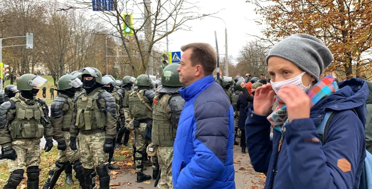 Протестующие и бойцы внутренних войск. Минск, 1 ноября 2020 года / Еврорадио