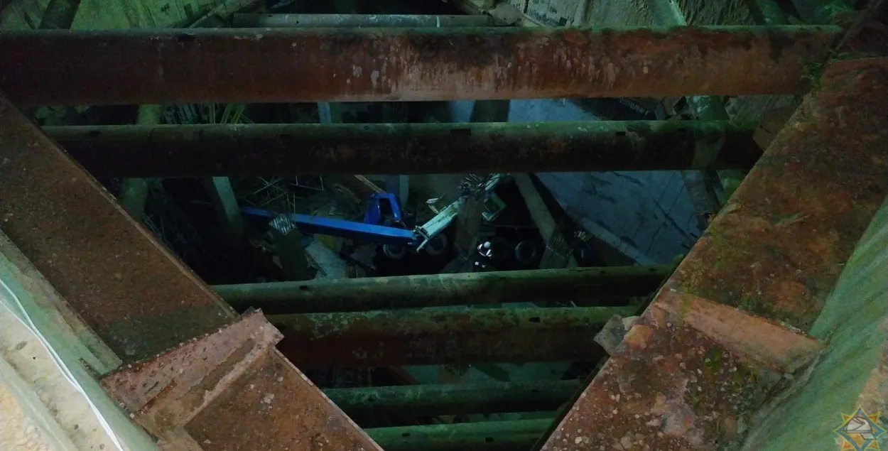 На стройке третьей линии метро упал автокран с машинистом внутри