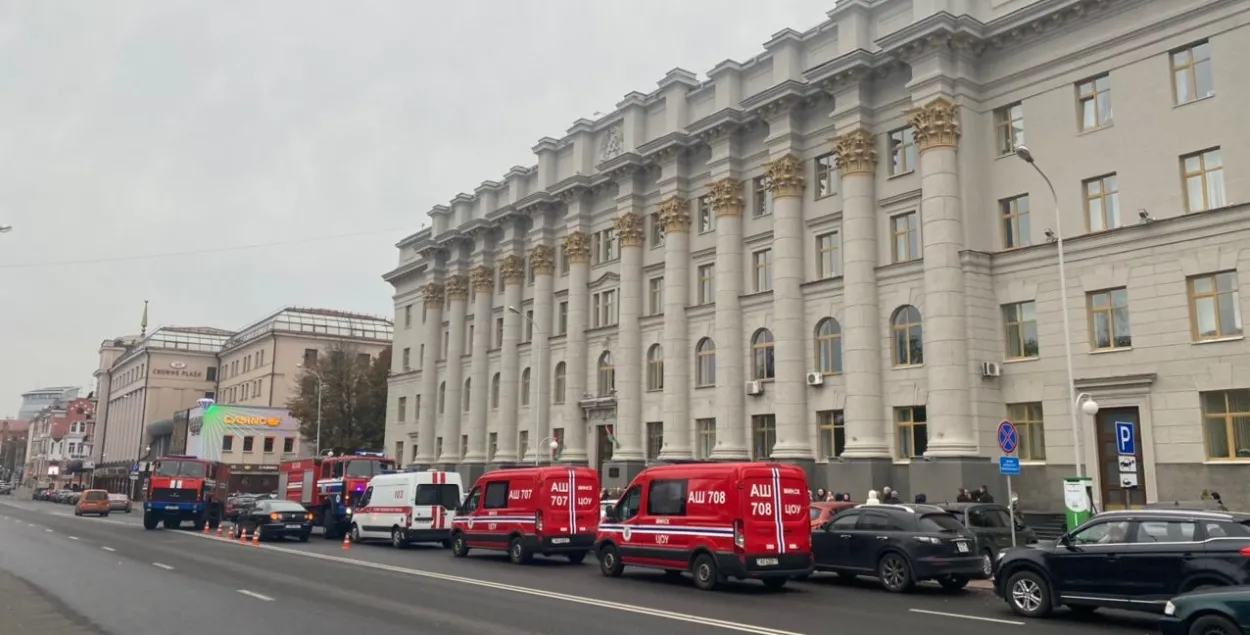 Спецтехника спасателей на месте происшествия / МЧС