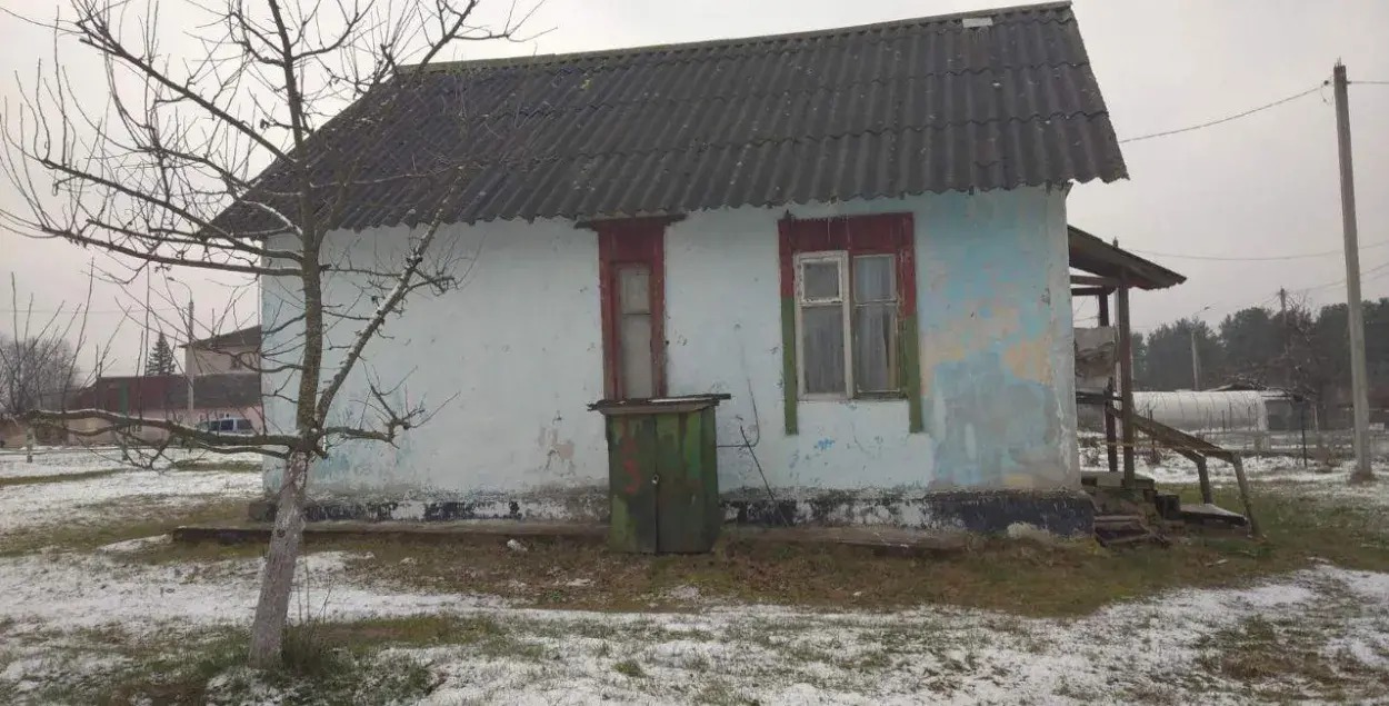 “Яна бачыла, што бярэ”: пасля дзетдома дзяржава пасяліла сірату ў развалюху