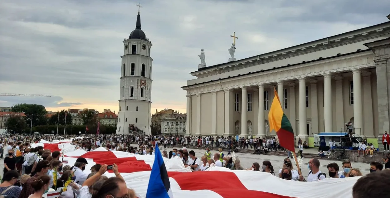 Акцыя салідарнасці жыхароў Вільні з беларусамі 23 жніўня 2020 года / "Новая газета — Балтия" 