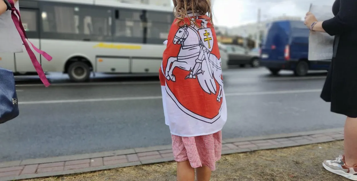 Жыхарку Наваполацка будуць судзіць за малюнак БЧБ-сцяга на асфальце