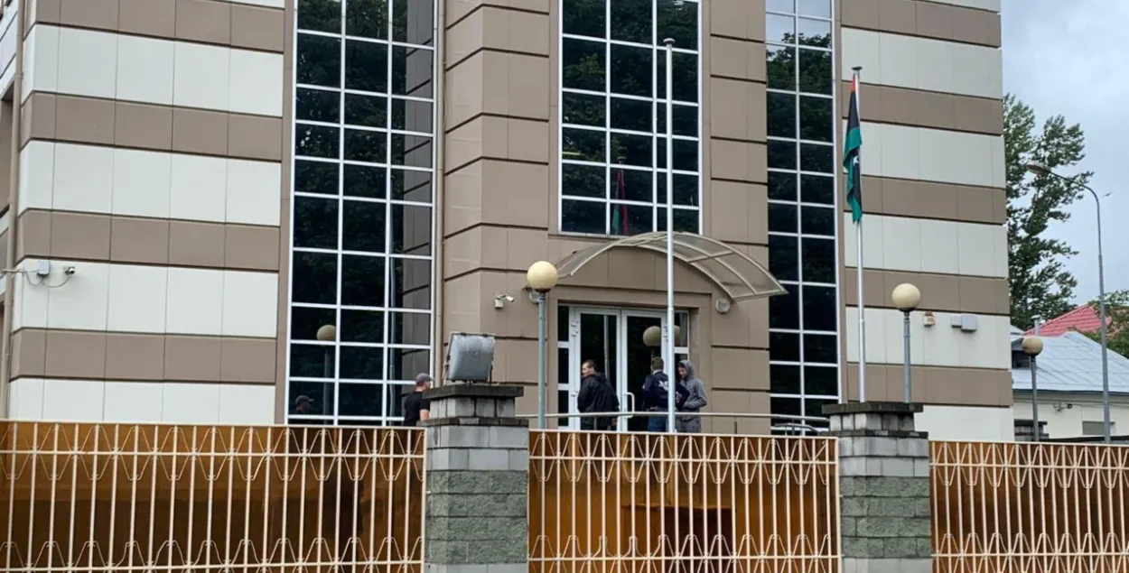 Посольство Ливии в Беларуси пытаются взять штурмом / Еврорадио
