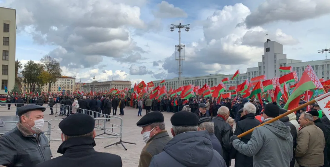 “На всех территориях”: из-за COVID-19 белорусам нельзя собираться больше пяти