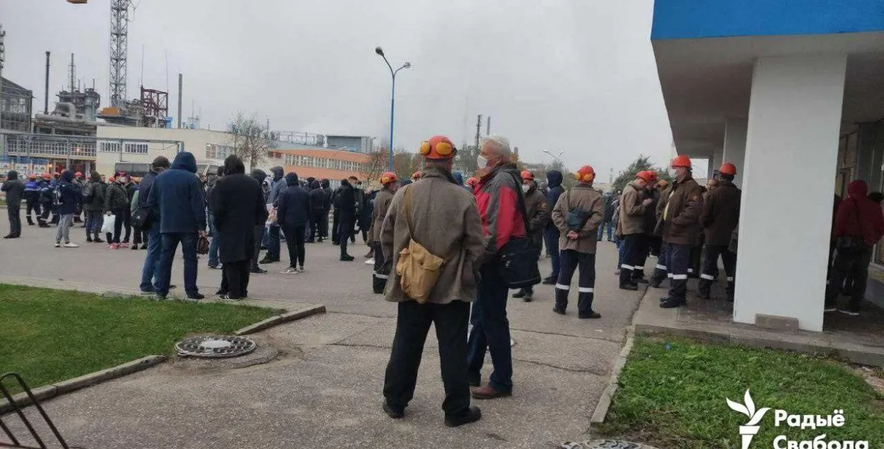 Работнікі "Гродна Азот" каля прахадной 26 кастрычніка 2020 года / "Радыё Свабода"
