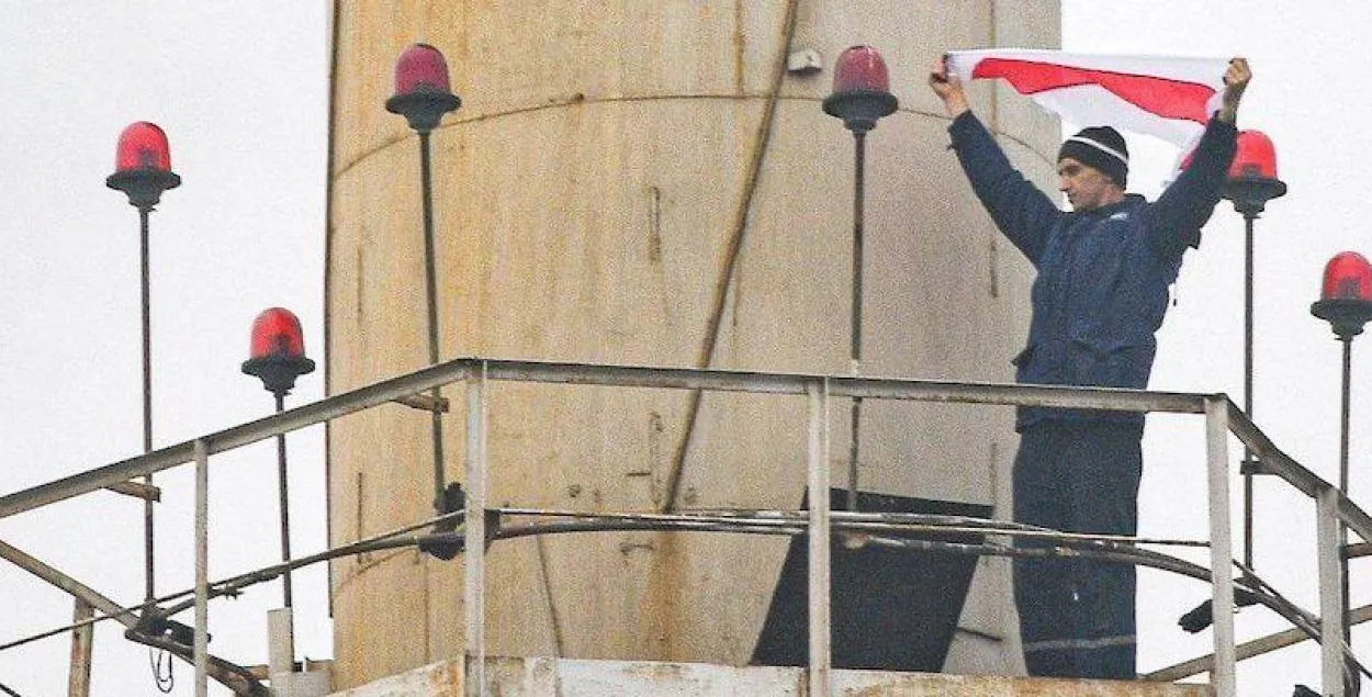 Не разрушайте страну — рабочий "Атланта" залез на трубу и обратился к Лукашенко