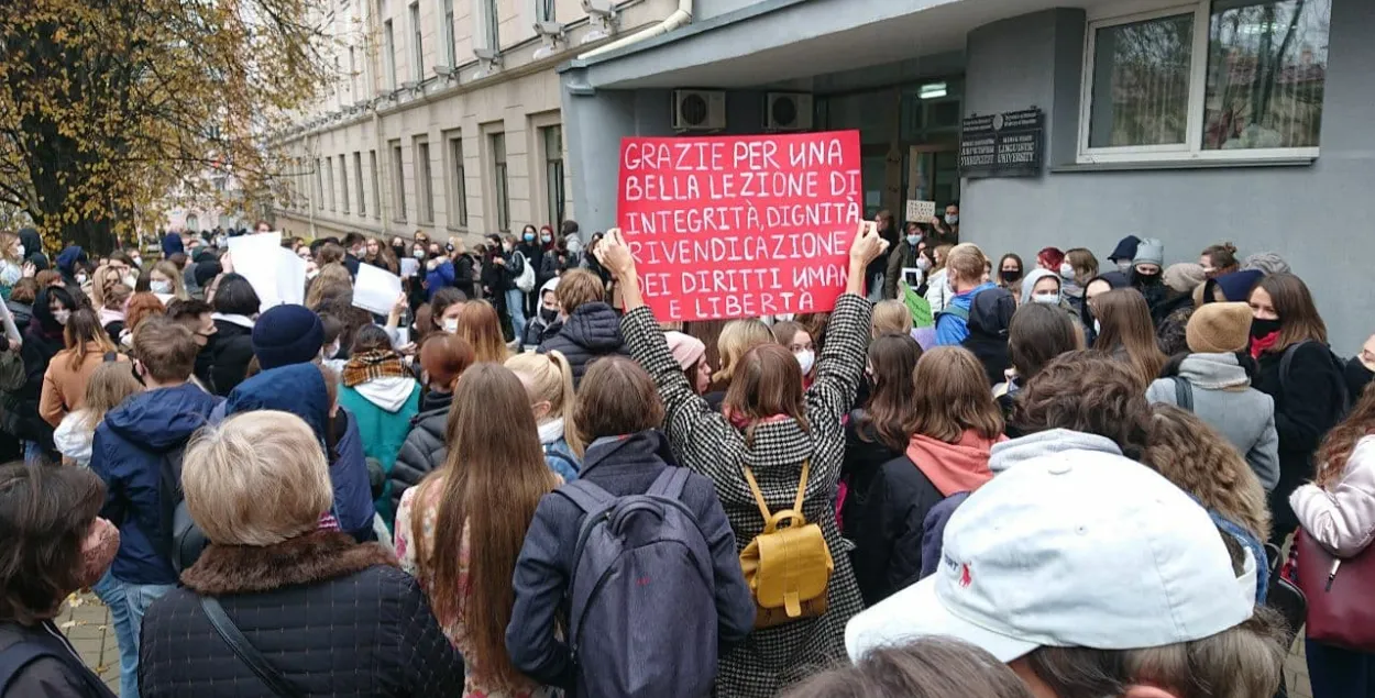 Акция перед зданием МГЛУ / "МГЛУ за Свободу"