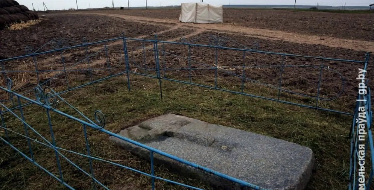 Незвычайную знаходку накрылі плёнкай, непадалёк ад яе знаходзіцца надмагільная пліта 1882 года / "Гомельская праўда"