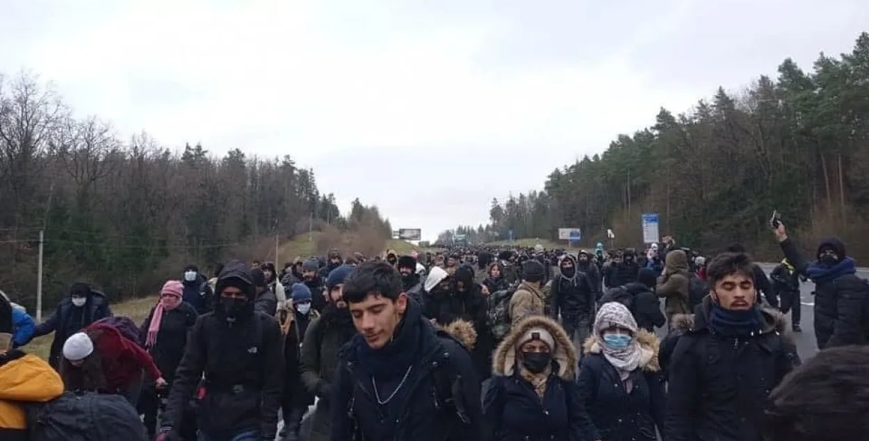 Група ўцекачоў ідзе да дзяржмяжы / Скрыншот відэа