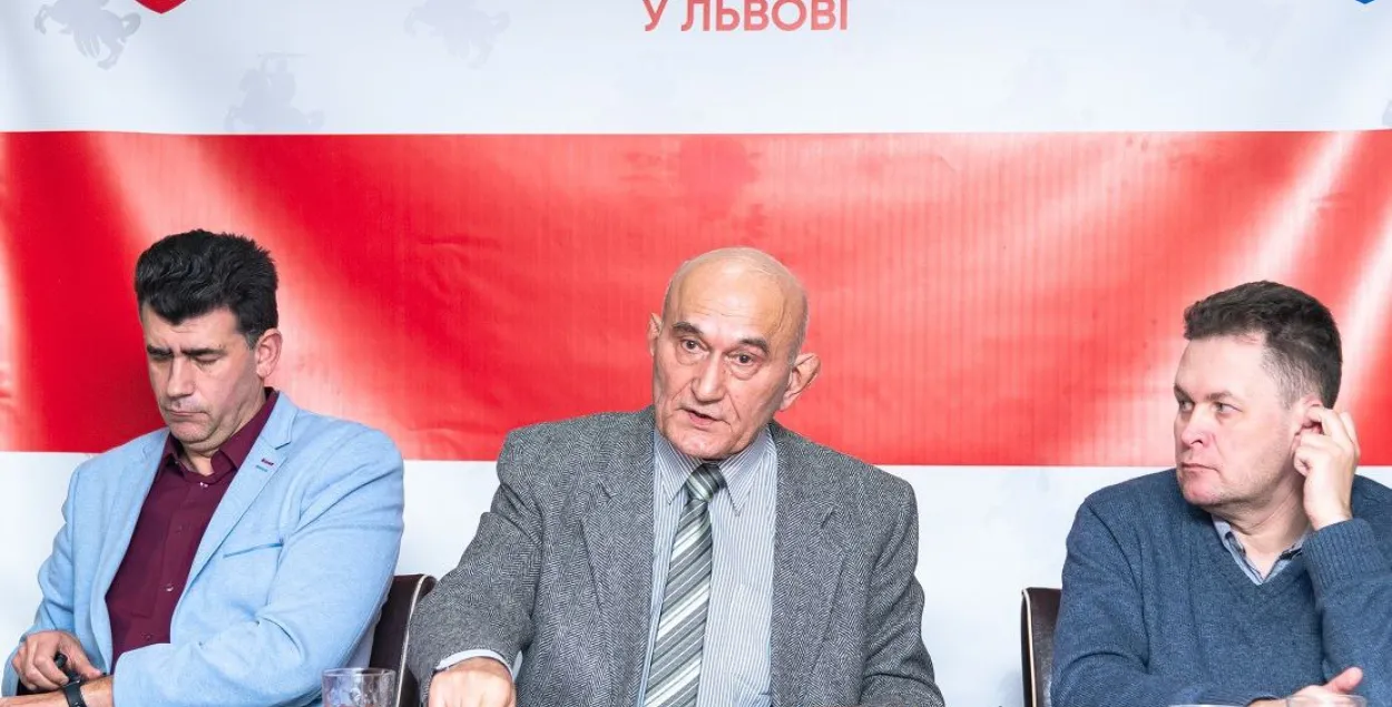 Зенон Позняк (в центре) / t.me/zianon_pazniak