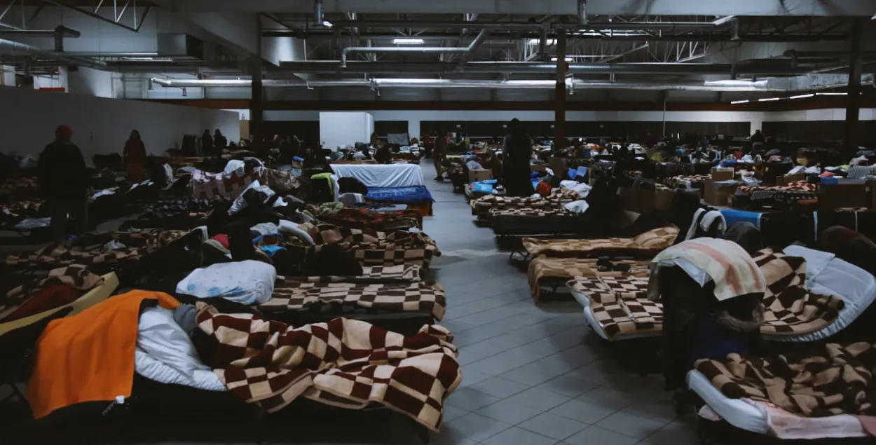 Это видео мы сняли в самом крупном в Европе лагере для украинских беженцев. Некоторые люди живут здесь уже год / Euroradio
